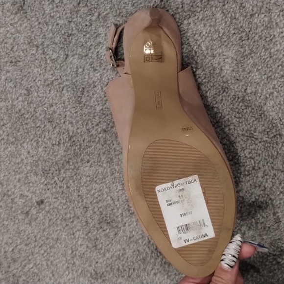 Size 11 Vince Camuto Tan Heeled Peep-Toe Shoes - Picture 4 of 4